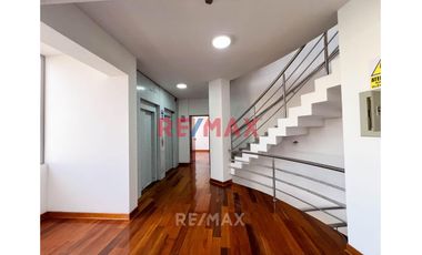 MODERNO EDIFICIO COMERCIAL DE 3440m2 - Surco, Limite con Miraflores