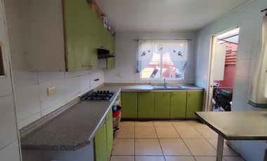 Cómoda Casa en Microbarrio (4D-3B-2E), Jardines de Santa María, Maipú.