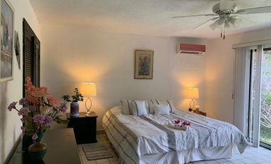 C111 Casa en Venta 3 recamaras piscina y amplio jardin frente a campo de golf en Ixtapa