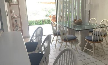 C111 Casa en Venta 3 recamaras piscina y amplio jardin frente a campo de golf en Ixtapa