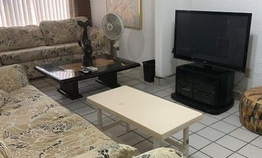 C111 Casa en Venta 3 recamaras piscina y amplio jardin frente a campo de golf en Ixtapa