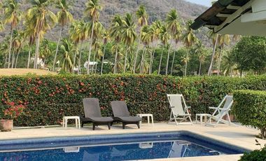 C111 Casa en Venta 3 recamaras piscina y amplio jardin frente a campo de golf en Ixtapa