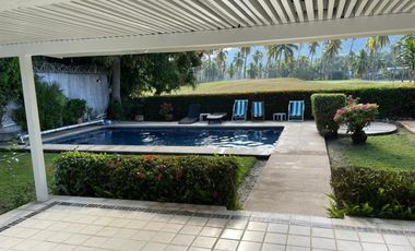 C111 Casa en Venta 3 recamaras piscina y amplio jardin frente a campo de golf en Ixtapa