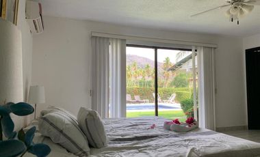 C111 Casa en Venta 3 recamaras piscina y amplio jardin frente a campo de golf en Ixtapa