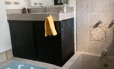 C111 Casa en Venta 3 recamaras piscina y amplio jardin frente a campo de golf en Ixtapa