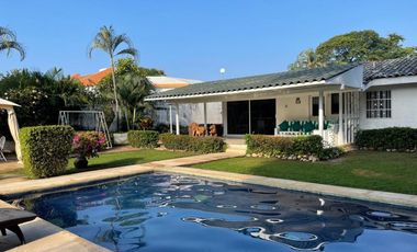 C111 Casa en Venta 3 recamaras piscina y amplio jardin frente a campo de golf en Ixtapa