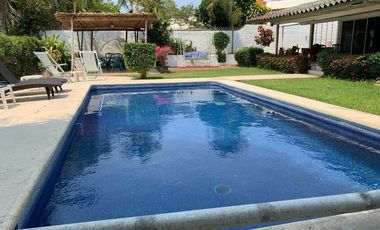 C111 Casa en Venta 3 recamaras piscina y amplio jardin frente a campo de golf en Ixtapa