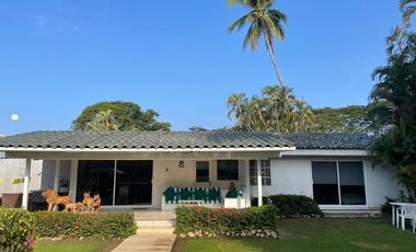 C111 Casa en Venta 3 recamaras piscina y amplio jardin frente a campo de golf en Ixtapa