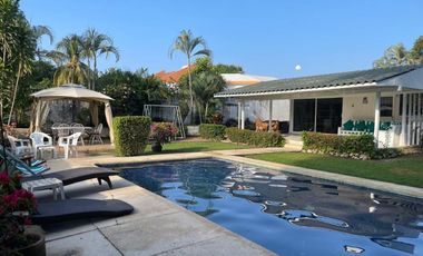 C111 Casa en Venta 3 recamaras piscina y amplio jardin frente a campo de golf en Ixtapa