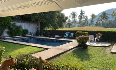 C111 Casa en Venta 3 recamaras piscina y amplio jardin frente a campo de golf en Ixtapa