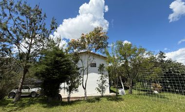 Amplia propiedad con árboles frutales en Paute