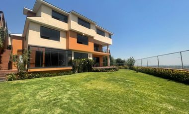 VENTA-HERMOSA CASA CON VISTA PANORÁMICA EN SAYAVEDRA, ATIZAPAN, EDO. MEX.