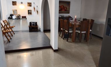 VENDO CASA EN SABANETA POR LA DOCTORA PARTE BAJA