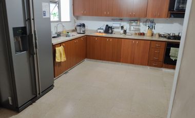 VENDO CASA EN SABANETA POR LA DOCTORA PARTE BAJA