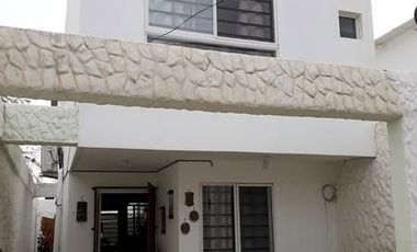 Punta Blanca - Entrada 5, casa de dos piso a una cuadra del mar con un precio de oportunidad