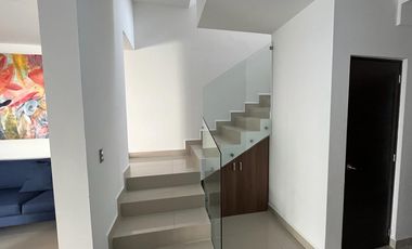 CASA AMUEBLADA EN RENTA PASEO SAN JUNIPERO FRENTE AL NUEVO REFIGIO