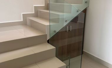 CASA AMUEBLADA EN RENTA PASEO SAN JUNIPERO FRENTE AL NUEVO REFIGIO