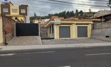 Venta de local comercial con terreno en Otavalo al filo de la panamericana