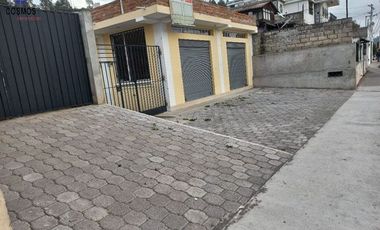 Venta de local comercial con terreno en Otavalo al filo de la panamericana