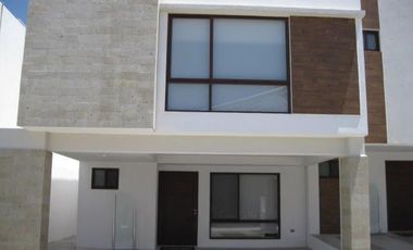 Casa de tres recámaras con roof e vnta en Zibatá, Querétaro