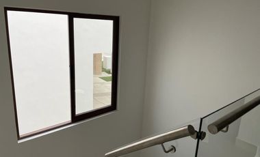 Casa de tres recámaras con roof e vnta en Zibatá, Querétaro