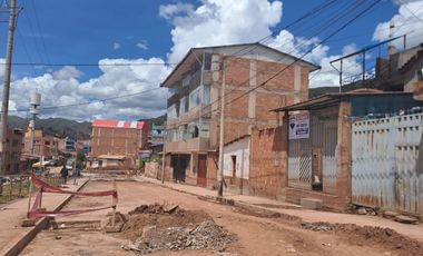EN VENTA CASA AL COSTADO DEL HOSPITAL ACAMANA DE SAN JERONIMO