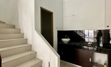 DISEWAKAN TOKAN STRATEGIS DEKAT MALL WATERPLACE RESIDENCE SURABAYA 3.5 LANTAI
