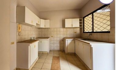Casa en Venta, 3 dormitorios, Ubicada muy cerca del Hospital del IESS de Manta
