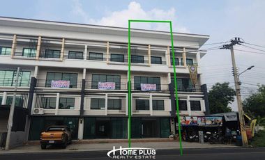 ทาวน์โฮม 3 ชั้นครึ่ง ถนนลำลูกกาคลอง3 ใกล้โรงพยาบาลสินแพทย์