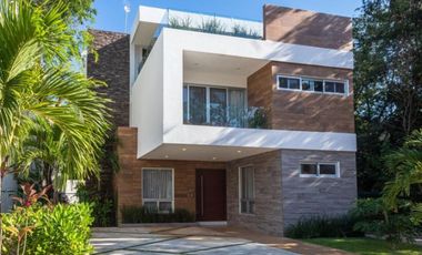 Casa con alberca, jacuzzi, doble altura, en venta, Cd. Mayakoba, Playa del Carmen