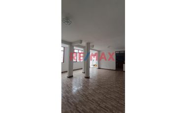 Casa Para Negocio O Almacén De 3 Pisos En Alquiler