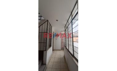 Casa Para Negocio O Almacén De 3 Pisos En Alquiler