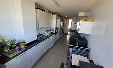 Arriendo año corrido con o sin muebles en exclusivo edificio 2 estacionamientos.