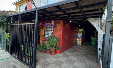 CASA EN EL PUEBLO DE CURACAVI