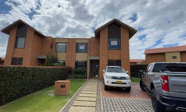 HERMOSA CASA EN VENTA - CIPRÉS HACIENDA FONTANAR