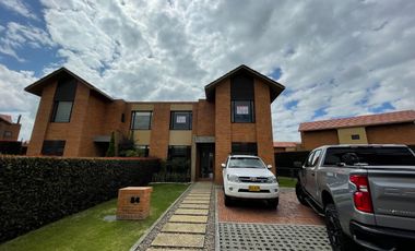 HERMOSA CASA EN VENTA - CIPRÉS HACIENDA FONTANAR