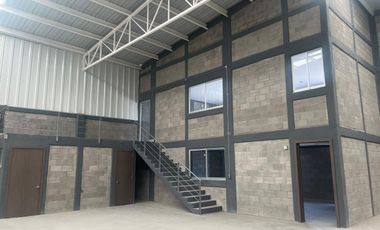 BODEGAS 1000M2 EN RENTA  NUEVAS  EN  PRIVADA ARCO SUR , CASI FRENTE  CENTRAL ABASTOS  SEGURIDAD,   RTA  $ 55.000  2 OFF. 4/ BAÑOS   ENTRADA TRAILERS