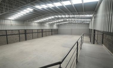 BODEGAS 1000M2 EN RENTA  NUEVAS  EN  PRIVADA ARCO SUR , CASI FRENTE  CENTRAL ABASTOS  SEGURIDAD,   RTA  $ 55.000  2 OFF. 4/ BAÑOS   ENTRADA TRAILERS