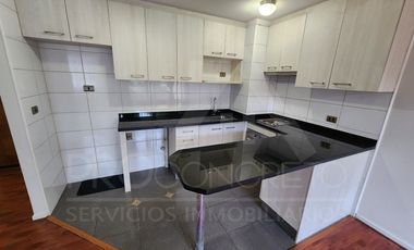 Arriendo departamento en Macul con 2 dormitorios, 1 baño, estacionamiento y bodega, a pasos del metro Camino Agrícola