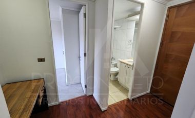Arriendo departamento en Macul con 2 dormitorios, 1 baño, estacionamiento y bodega, a pasos del metro Camino Agrícola
