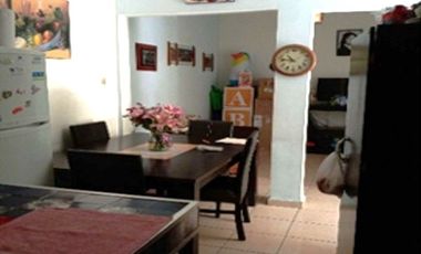 Vendo casa habitación con tres departamentos en la Colonia Agrícola Oriental, alcaldía Iztacalco, CDMX.
