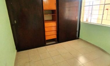 Vendo casa habitación con tres departamentos en la Colonia Agrícola Oriental, alcaldía Iztacalco, CDMX.