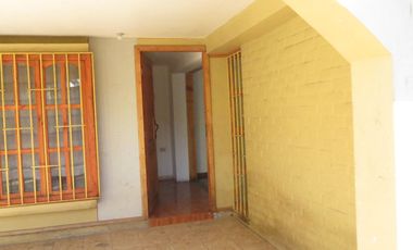 SE VENDE CASA 3 DORMITORIOS 1 BAÑO Y ESTACIONAMIENTO