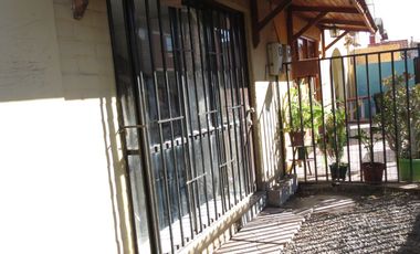 SE VENDE CASA 3 DORMITORIOS 1 BAÑO Y ESTACIONAMIENTO