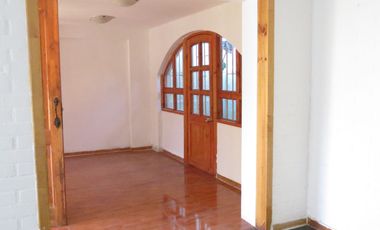 SE VENDE CASA 3 DORMITORIOS 1 BAÑO Y ESTACIONAMIENTO