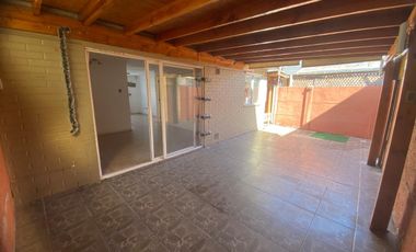 Casa de 4D-3B-2E en Microbarrio de Villa Jardines de Santa María, Maipú.