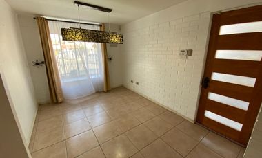 Casa de 4D-3B-2E en Microbarrio de Villa Jardines de Santa María, Maipú.