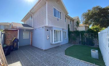 Casa de 4D-3B-2E en Microbarrio de Villa Jardines de Santa María, Maipú.