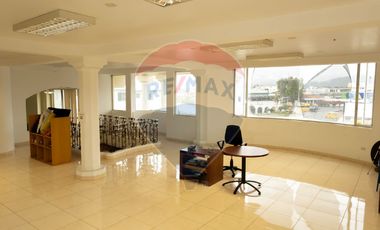 Se Renta amplio Local Comercial Esquinero, Ibarra