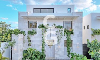 Casa en Venta en Cancún en Residencial Losantos con 3 Recámaras y Alberca